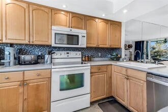 120 Royal Pk Dr in Oakland Park, FL - Foto de edificio - Building Photo