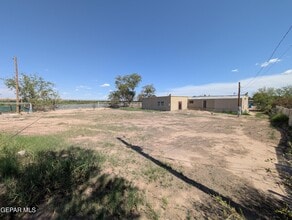 13821 Villalobos Rd in Clint, TX - Foto de edificio - Building Photo