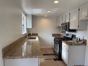 10330 Riverside Dr, Unit B in Los Angeles, CA - Foto de edificio - Building Photo