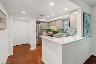 53 High Point Cir W in Naples, FL - Building Photo