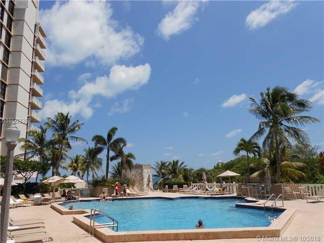1111 Crandon Blvd-Unit -802 in Miami, FL - Foto de edificio - Building Photo