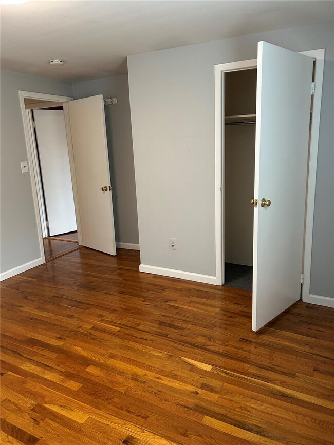 14 Walnut Ave E in Farmingdale, NY - Building Photo - Building Photo