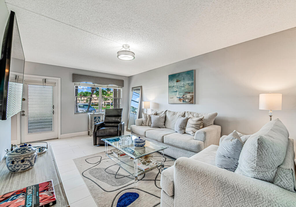 1050 Newcastle A in Boca Raton, FL - Foto de edificio