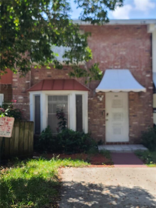 3609 Townhouse Ct in West Palm Beach, FL - Building Photo