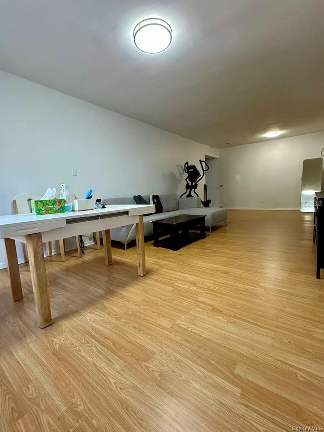 42-40 Bowne St in Queens, NY - Building Photo - Building Photo