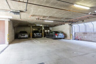 8639 Whitworth Dr in Los Angeles, CA - Building Photo - Building Photo