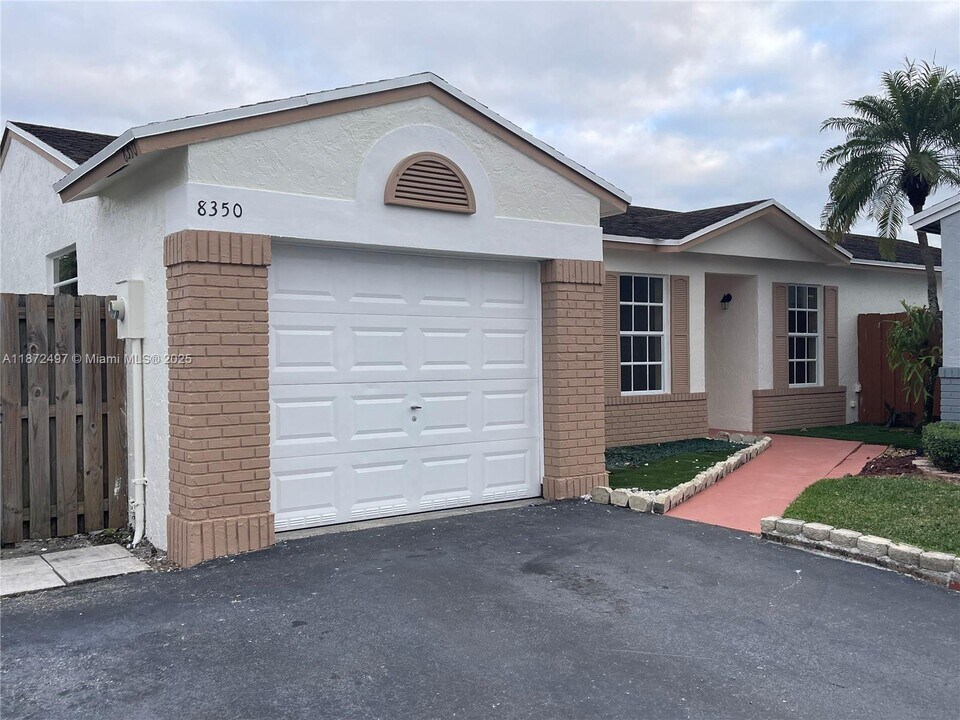 8350 NW 193rd Ln in Hialeah, FL - Building Photo