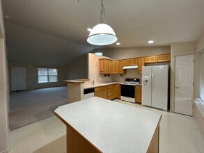 450 NE Hillcrest St in Madras, OR - Building Photo - Building Photo