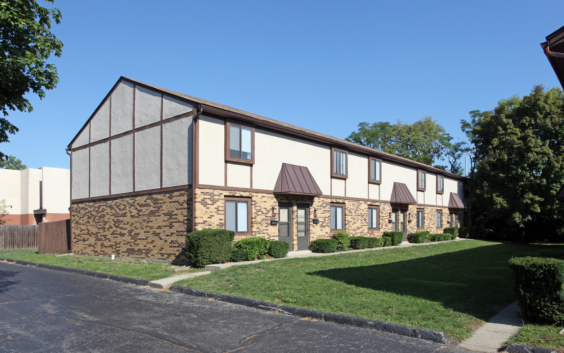 Olde Henderson Square in Columbus, OH - Building Photo