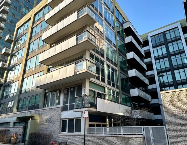 660 W Wayman St in Chicago, IL - Building Photo - Building Photo