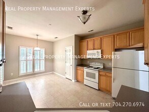 10001 Glencrest Dr in Huntersville, NC - Building Photo - Building Photo