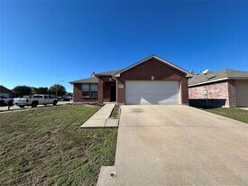 5752 Talons Crest Cir in Fort Worth, TX - Building Photo