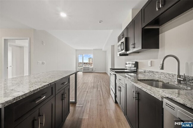 69 Main St in Fort Lee, NJ - Foto de edificio - Building Photo