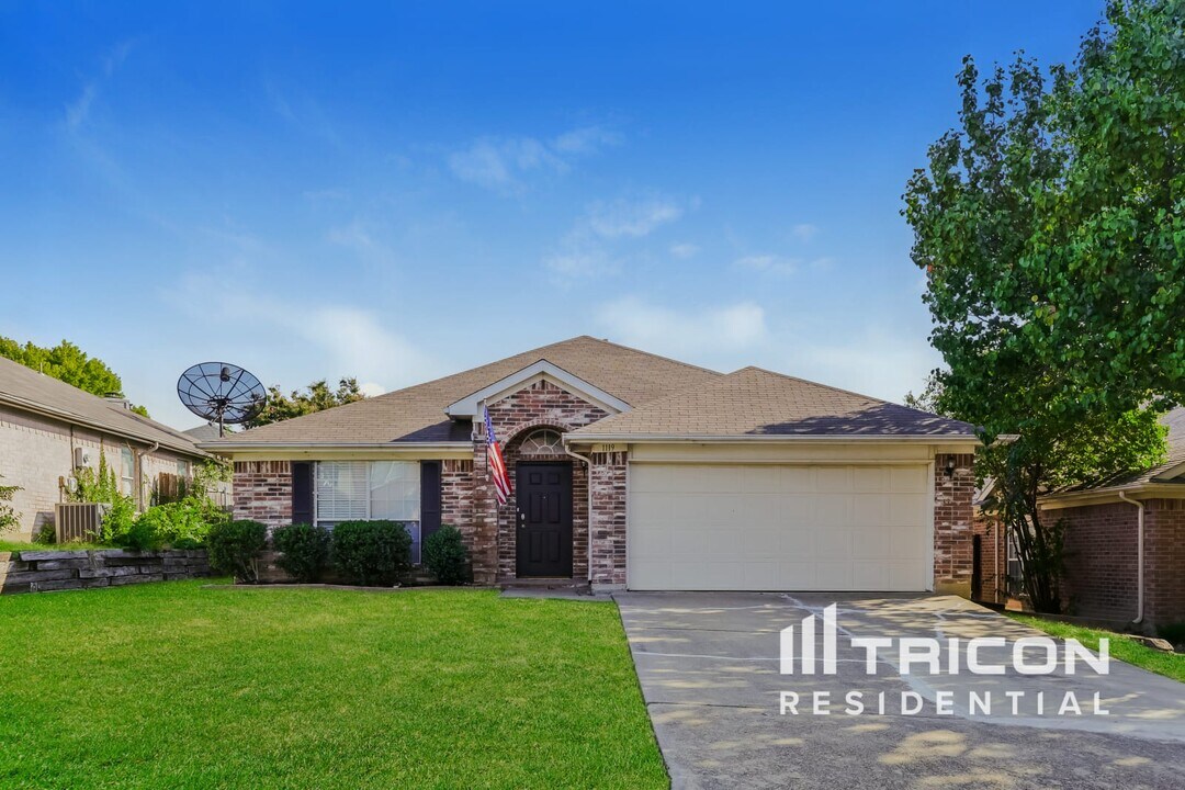 1119 Cavalcade Dr in Grand Prairie, TX - Foto de edificio