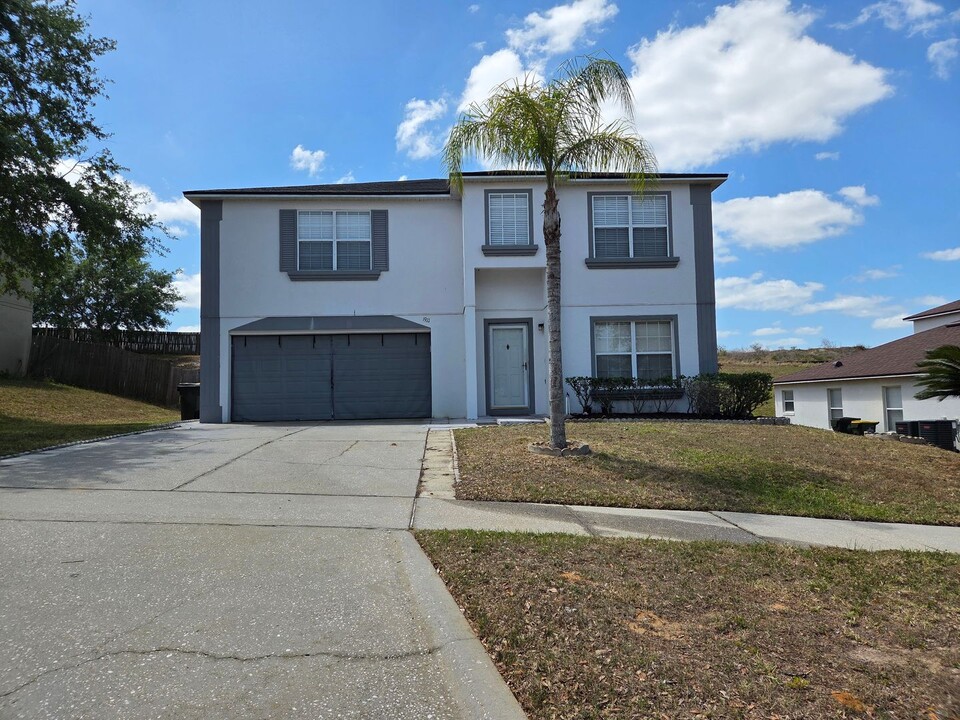 1911 Crestridge Dr in Clermont, FL - Foto de edificio