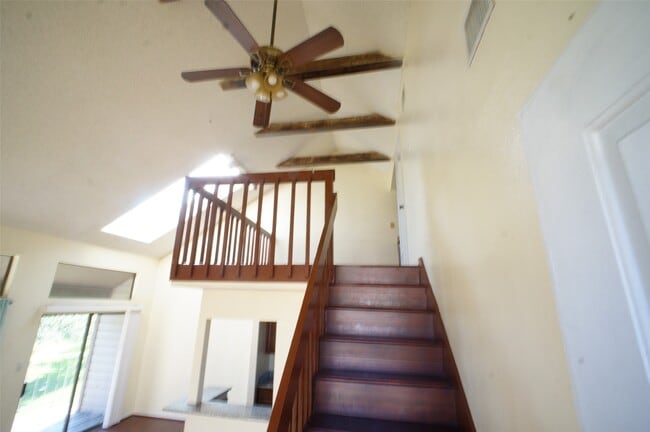 8587 Sands Point Dr in Houston, TX - Foto de edificio - Building Photo