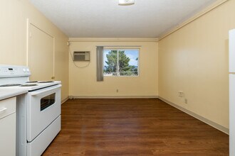 Catalina Village Apartments in Tucson, AZ - Building Photo - Interior Photo