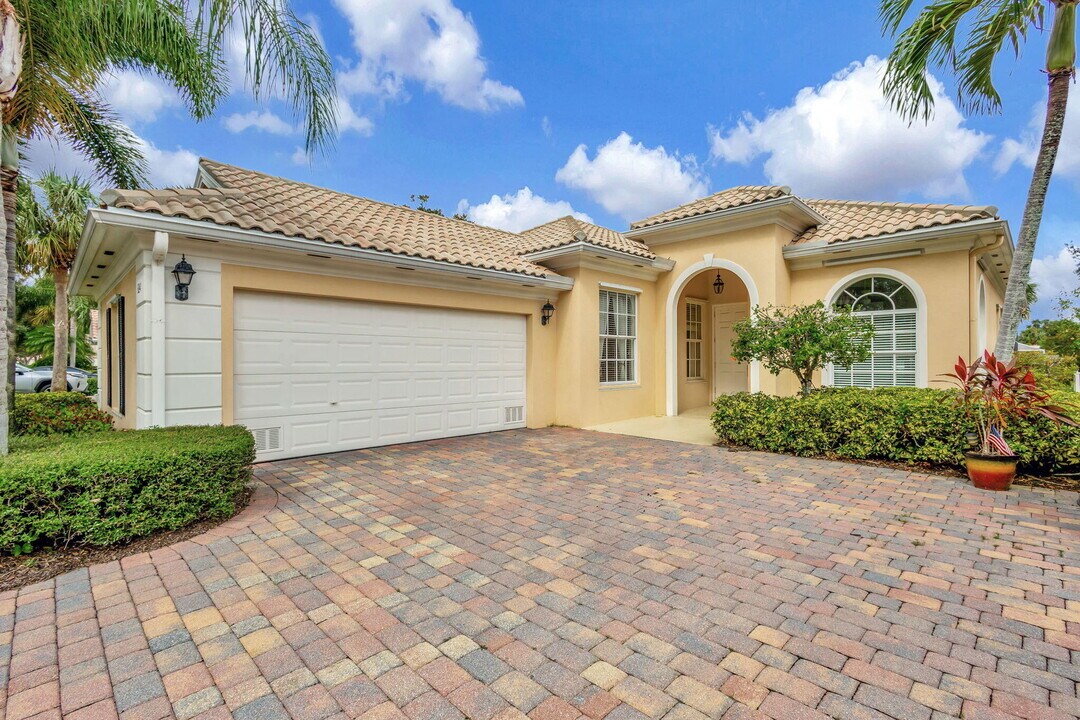 8241 Tobago Ln in Wellington, FL - Building Photo