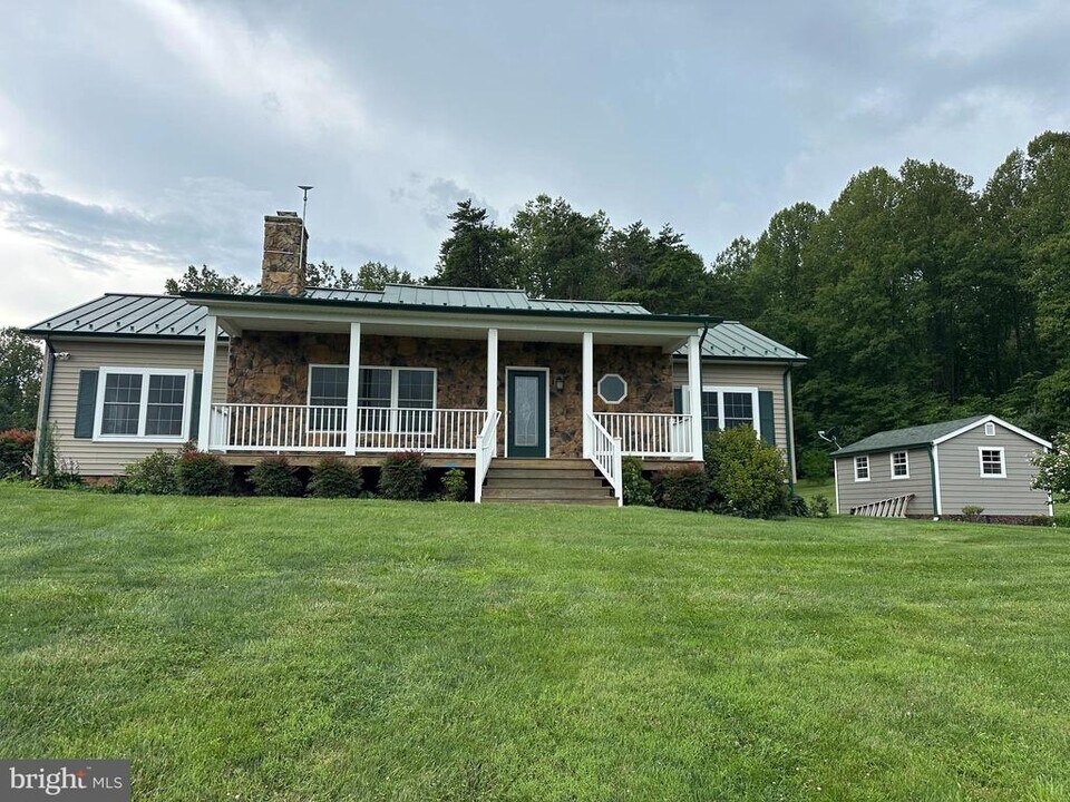 6625 McRaes Rd in Warrenton, VA - Building Photo