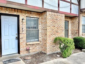 1247 Dallas Dr in Denton, TX - Building Photo