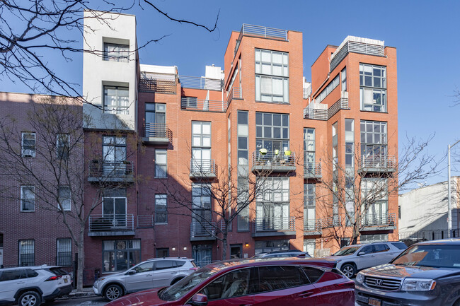 63 Stagg St in Brooklyn, NY - Foto de edificio - Building Photo