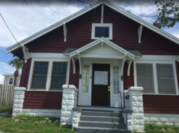 13 S Peninsula Dr in Daytona Beach, FL - Building Photo