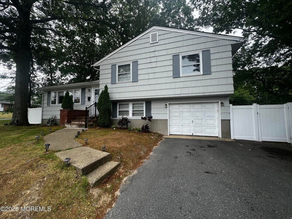 50 Whalepond Rd in Oakhurst, NJ - Building Photo