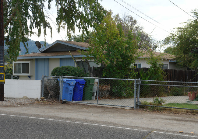 94-96 Burnham Rd in Oak View, CA - Foto de edificio - Building Photo