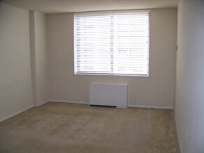 3705 S George Mason Dr, Unit Skyline in Falls Church, VA - Foto de edificio - Building Photo