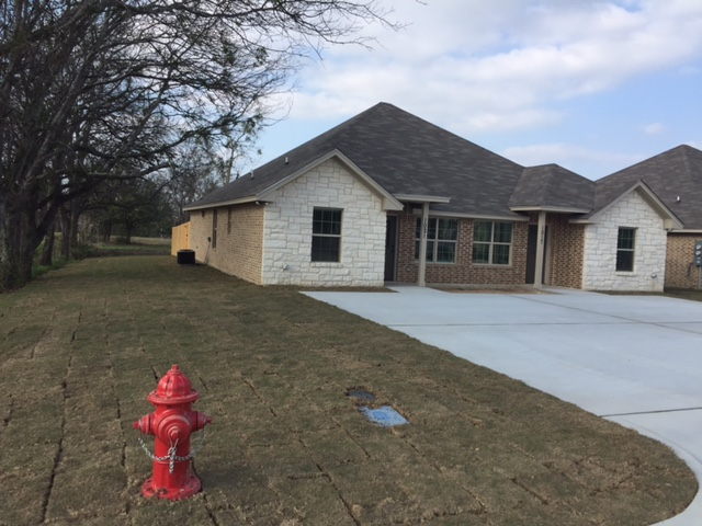 1021 W 2nd St in McGregor, TX - Building Photo