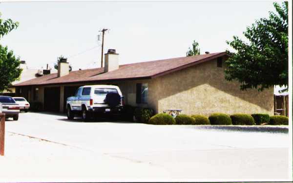 15584 Tonekai Rd in Apple Valley, CA - Foto de edificio - Building Photo