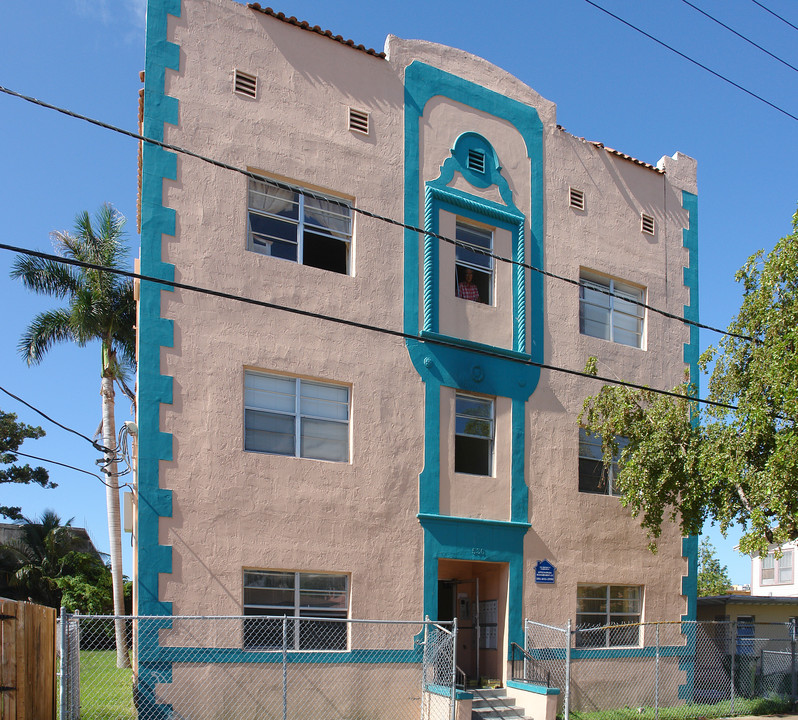 536 SW 4th St in Miami, FL - Foto de edificio