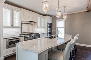 606 E Jericho Tpke in Huntington Station, NY - Building Photo