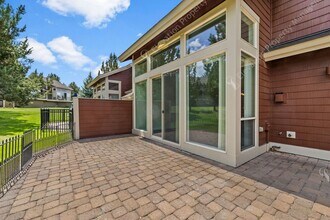 1277 Highland View Loop in Redmond, OR - Building Photo - Building Photo