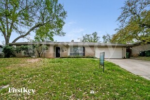 1504 Terrace St in Arlington, TX - Building Photo