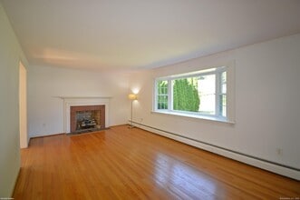18 Overbrook Rd in West Hartford, CT - Building Photo - Building Photo