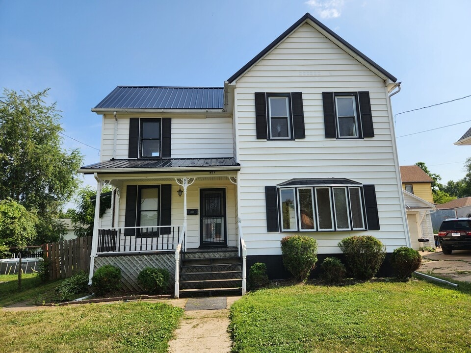 521 E Illinois St Photo