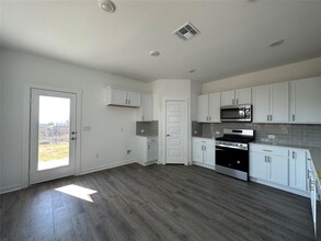 8011 Linda Michelle Ln in Austin, TX - Building Photo - Building Photo