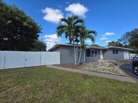 17390 NE 22nd Ave in North Miami Beach, FL - Building Photo