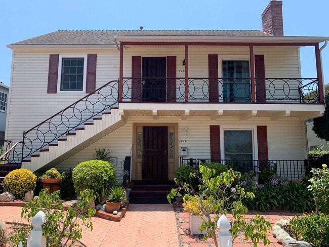 property at 808 E Carson St