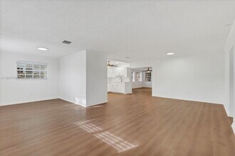 4090 SW 69th Ave in Miami, FL - Building Photo - Building Photo