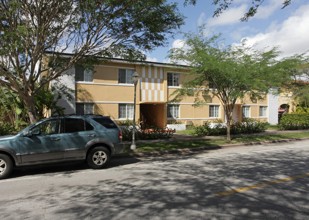 1300 Salzedo St in Coral Gables, FL - Foto de edificio