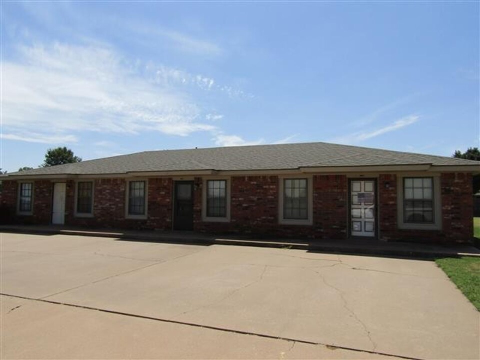 2222 Apple in Weatherford, OK - Building Photo