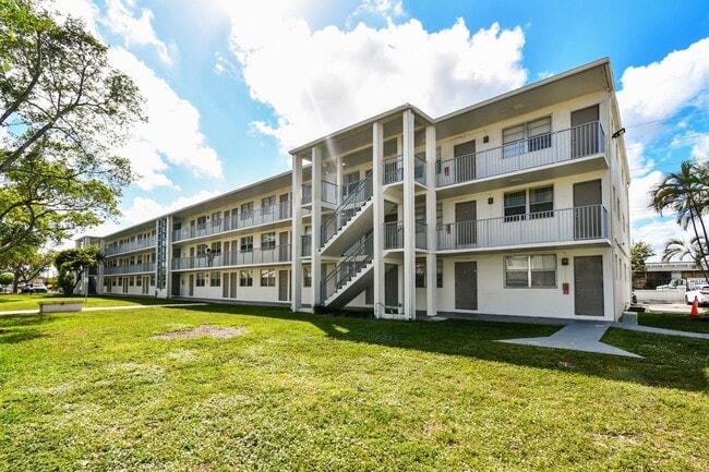 Park Hill Hollywood Apartments in Hollywood, FL - Foto de edificio - Building Photo