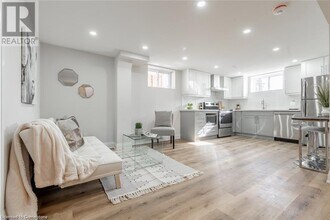 213 Thorner Dr in Hamilton, ON - Building Photo - Building Photo