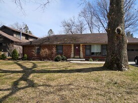 12 Baker Dr in Bowling Green, OH - Building Photo