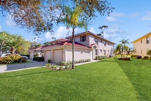 350 Robin Hood Cir in Naples, FL - Building Photo