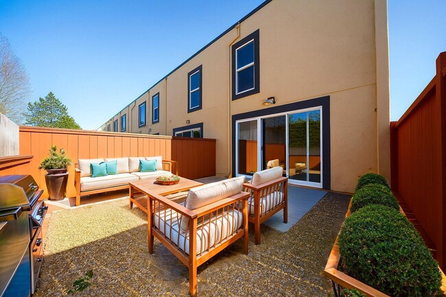 Vineyard Townhomes in Napa, CA - Foto de edificio - Building Photo