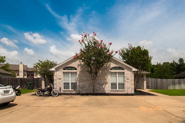 1423 Western Oaks Ct-Unit -1 in Bryan, TX - Building Photo - Building Photo