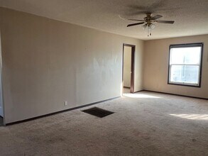 920 E 16th Ave in Hutchinson, KS - Building Photo - Building Photo